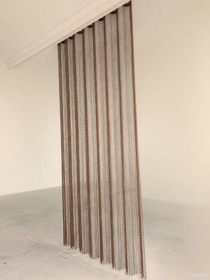 맞춤형 크기와 내구성이 뛰어난 레일 및 기타 부속품이 있는 알루미늄 체인 링크 커튼