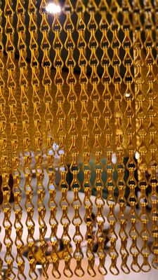 12x24mm 체인 크기 알루미늄 체인 플라이 스크린, 60% 개방 면적 및 효과적인 파리 방제를 위한 1.2mm 와이어 직경